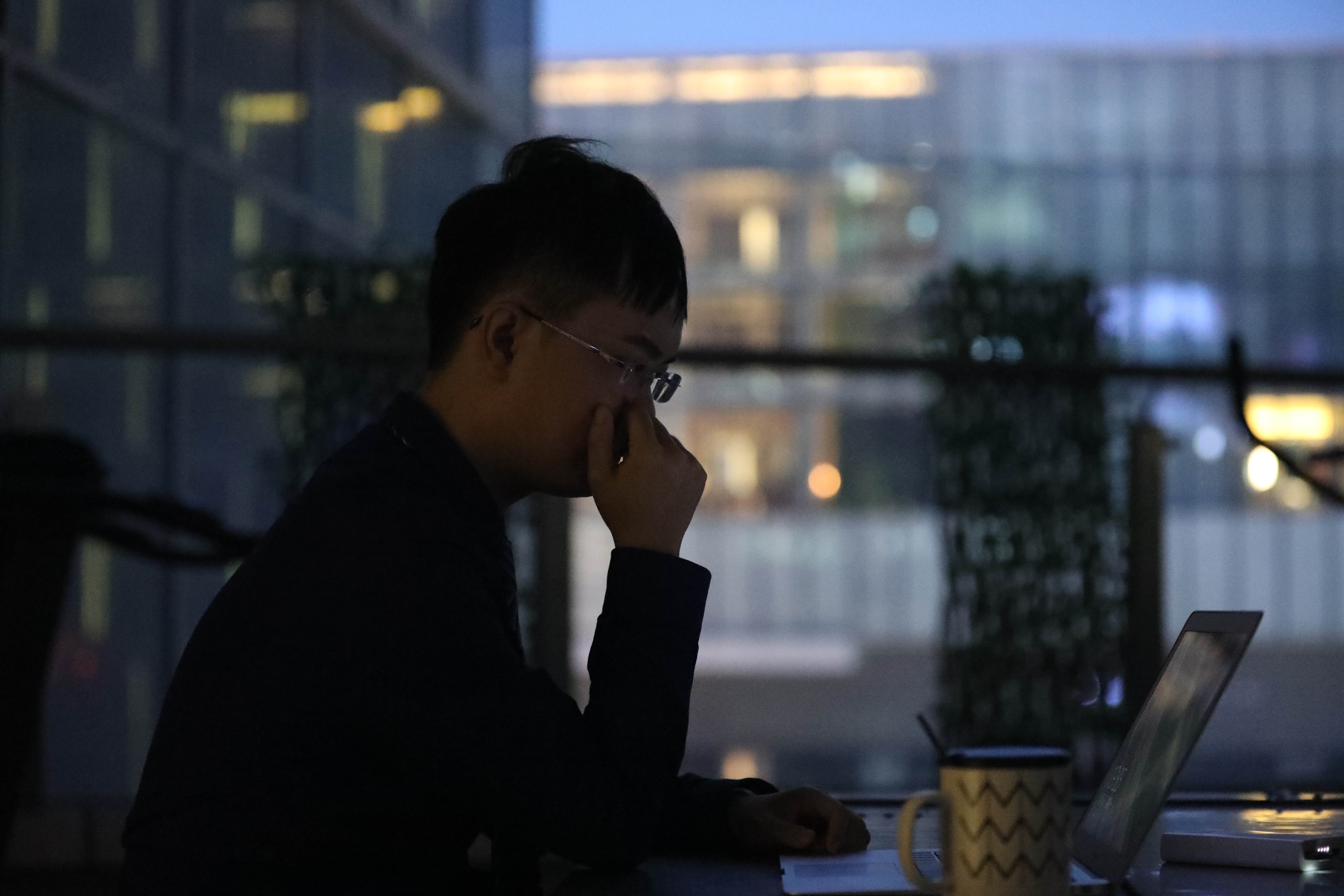 夕阳下工作的马俊哲律师