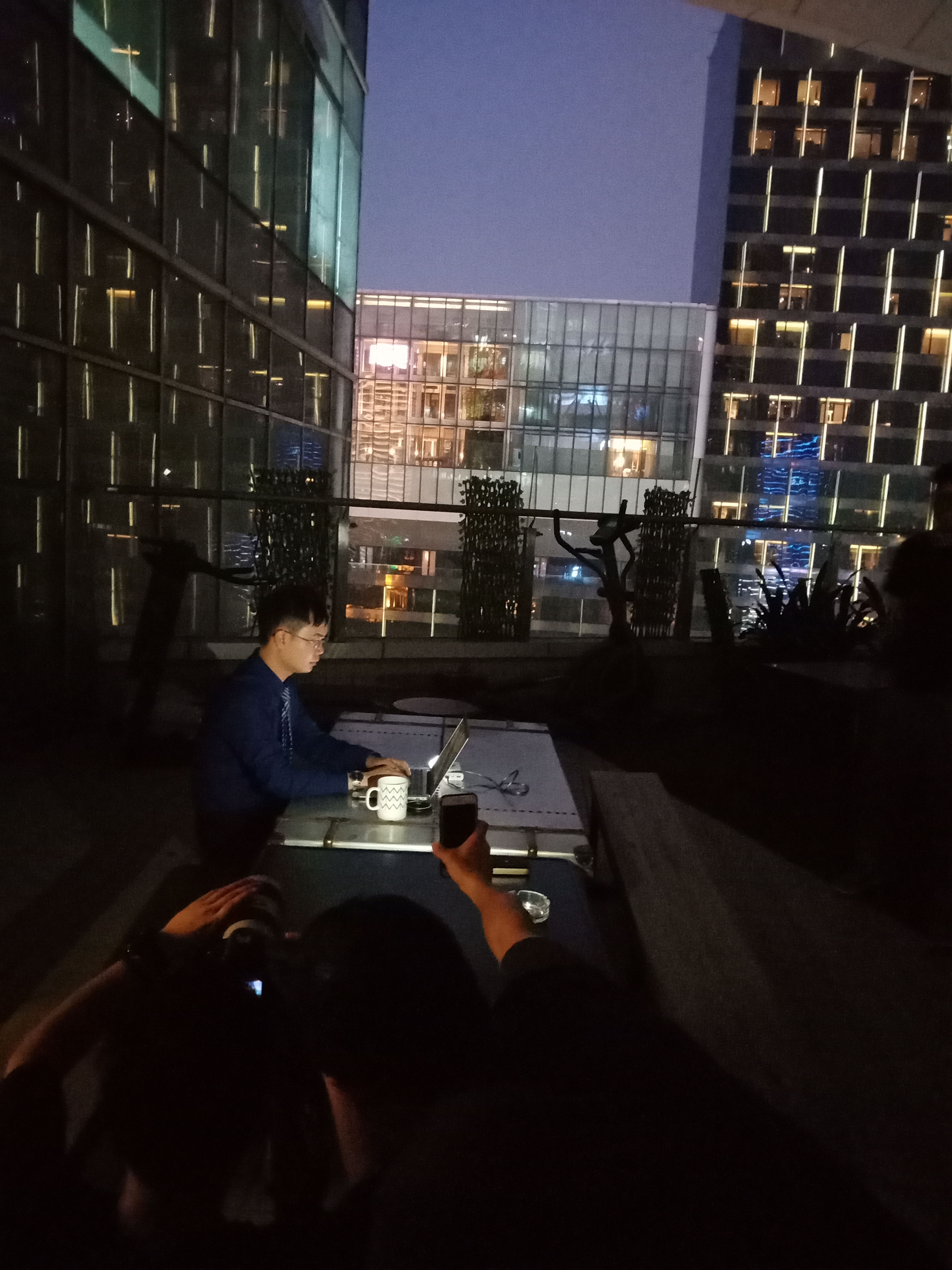 夕阳下工作中的马俊哲律师