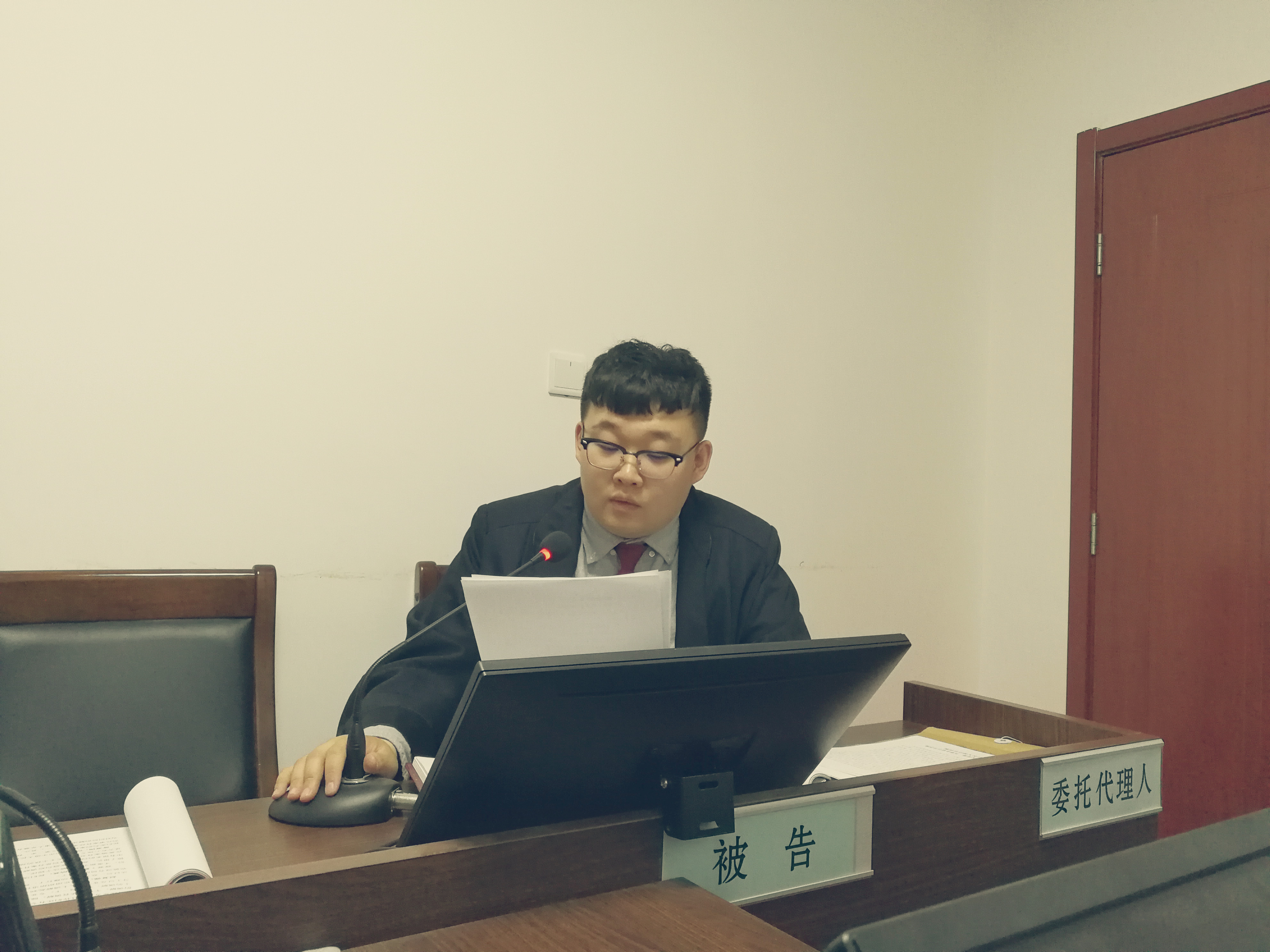 包健律师作为被告诉讼代理人参加法庭审理